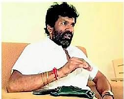 துப்பாக்கியுடன் கோயிலுக்கு வந்த நடிகர் சரண்ராஜ்