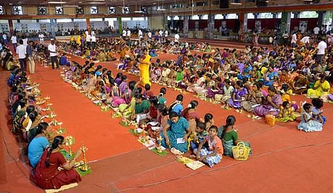 உலக அமைதிக்காக 7 ஆயிரம் பேர் பங்கேற்ற குத்துவிளக்கு பூஜை: வள்ளுவர் கோட்டத்தில் நடந்தது