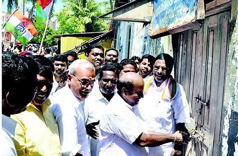 ரேஷன் கடைகளை பூட்டி நாராயணசாமி திடீர் போராட்டம்: புதுச்சேரி அரசு மீது சரமாரி புகார்