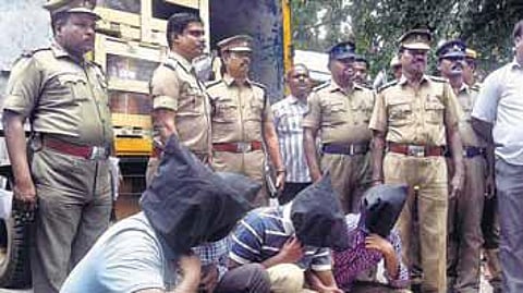 ரூ.2 கோடி மதிப்புள்ள மருந்துகளுடன் வாகனம் கடத்தல்: ஆயுதப் படை போலீஸ் உட்பட 4 பேர் கைது