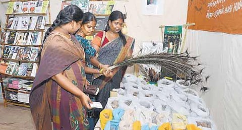 இயற்கை பொருட்களால் ஒரு புத்தக அரங்கு: செயலாலும் சுற்றுச்சூழலை வலியுறுத்தும் ‘இயல்வாகை’