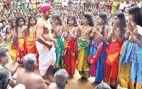 ‘தெய்வங்களாக’ மாறிய 7 சிறுமிகள்: 60 கிராமத்தினர் இணைந்து நடத்தும் விநோத திருவிழா