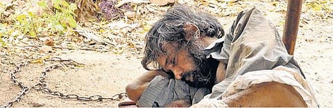 ஆதரவின்றி மனநலம் பாதிக்கப்பட்டவர் காயத்துடன் உயிருக்கு போராடும் பரிதாபம்: அகரம் கிராமத்தில் அவலம்