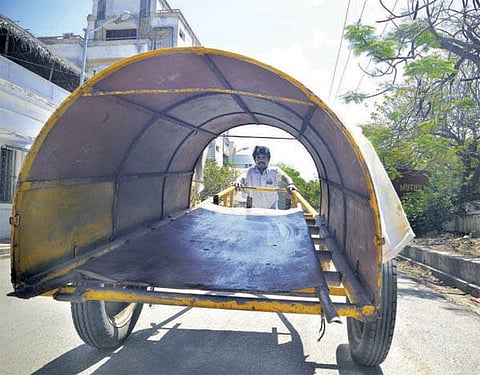 ஆதரவற்றோர் சடலங்களை கைவண்டியில் இழுத்து சென்று புதைக்கும் சந்திரகுரு: நிரந்தர ஊதியம் இல்லாமல் தவிப்பு