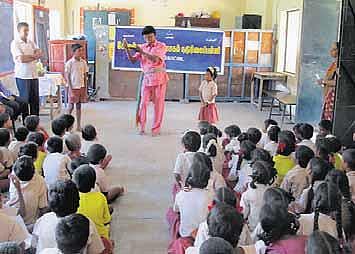 நடனமாடி திருக்குறள் கற்பிக்கும் ஆசிரியர்