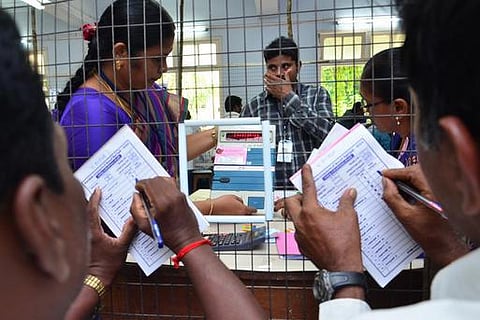 அமைச்சர் தொகுதியில் அதிமுக அதிர்ச்சி தோல்வி: பதவிக்கு ஆபத்து என அமைச்சர் தரப்பு அச்சம்?