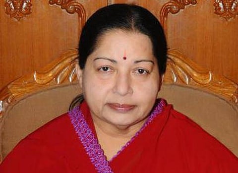 ஜெ. வழக்கின் தீர்ப்பு: சுண்டுவிரலை வெட்டிக் கொண்ட தொண்டர்