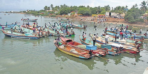 ஜெயலலிதாவுக்கு தண்டனை விதித்ததை எதிர்த்து நாகை மீனவர்கள் வேலைநிறுத்தம்