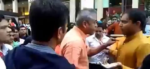 மோடி நிகழ்ச்சி அரங்குக்கு வெளியே கைகலப்பில் சிக்கிய ராஜ்தீப் சர்தேசாய்