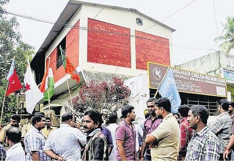 வகுப்பில் சக மாணவனுடன் பேசியதற்காக நாய்க் கூண்டில் அடைத்து வைத்து 4 வயது குழந்தை 3 மணி நேரம் சித்ரவதை: பள்ளியை மூட கேரள மாநில அரசு உத்தரவு