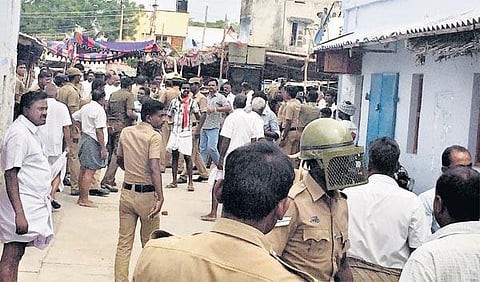 வைகோ வீடு அருகே அதிமுக-வினர் உண்ணாவிரதம் - கலிங்கப்பட்டியில் கல் வீச்சு: 6 பேர் காயம்