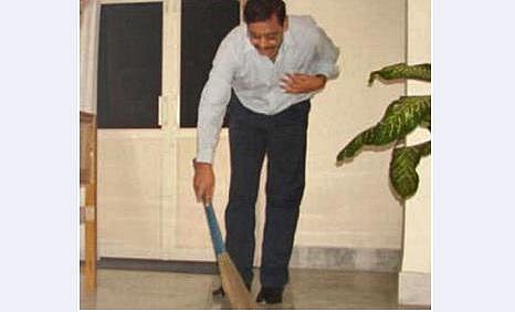 அலுவலகத்தைப் பெருக்கி சுத்தம் செய்யும் ஐ.ஏ.எஸ். அதிகாரி