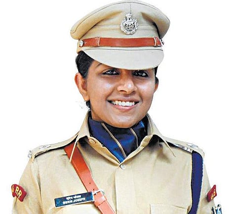 அழகுப் பதுமைகளா பெண்கள்?