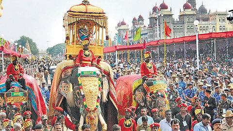 உலகப் புகழ்பெற்ற மைசூர் தசரா திருவிழா கோலாகலம்: முதல் முறையாக மகாராஜா இல்லாமல் நிறைவடைந்தது