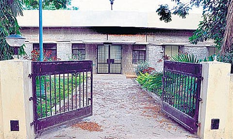 சிறையில் ஜெயலலிதாவுக்கு வசதிகள்: அதிமுகவை நெருங்கி வருகிறதா காங்கிரஸ்?- அரசியலில் மாற்றங்கள் நிகழ வாய்ப்பு