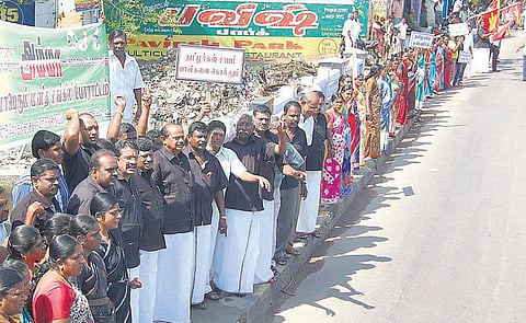ஈரோடு அதிமுகவினர் 120 கி.மீ. தூர மனித சங்கிலி