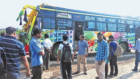 உரிமம் இல்லாத தனியார் பேருந்துகளால் பயணிகள் அவதி: மாநில எல்லையில் இறக்கிவிடப்படும் அவலம்