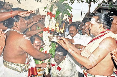 திருக்கார்த்திகை தீபத் திருவிழா: அண்ணாமலையார் கோயிலில் பந்தல்கால் நடப்பட்டது