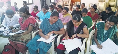 அரசு ஊழியர்களை உருவாக்கும் அரசு ஊழியர்கள்: ஏழை பட்டதாரிகளுக்காக கட்டணமின்றி சேவை