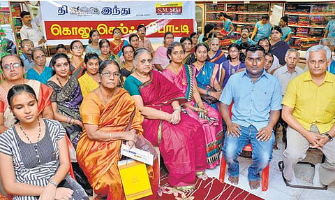 ‘தி இந்து’ எஸ்.எம்.சில்க்ஸ் இணைந்து நடத்திய கொலு செல்ஃபி போட்டியில் வென்றவர்களுக்கு பரிசு