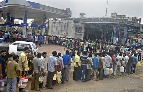 ஹுத்ஹுத் புயல் பாதிப்பு: ஆந்திராவில் சந்திரபாபு நாயுடு ஆய்வு