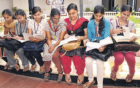 கண்ணீரை மீறி ஒளிரும் புன்னகை