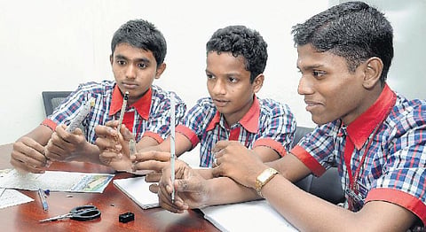காகித பென்சிலால் மரங்களைக் காக்கும் மாணவர்கள்