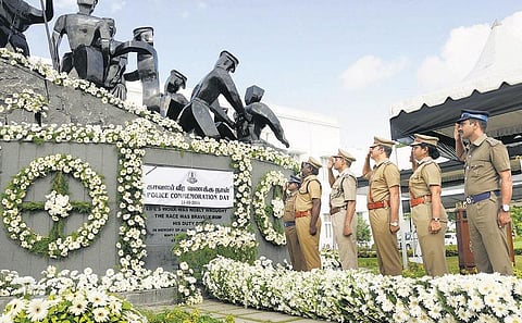 காவலர்கள் நினைவிடத்தில் டிஜிபி, கமிஷனர் மரியாதை