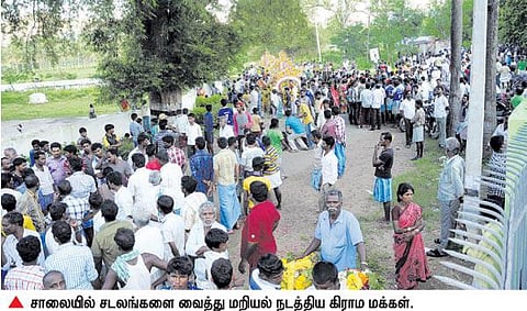 நிவாரண நிதி கேட்டு 7 சடலங்களுடன் சாலை மறியல் போராட்டம்