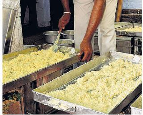 பால் விலை உயர்வு: டீ, காபி, இனிப்பு வகைகள் விலை உயரும் அபாயம்