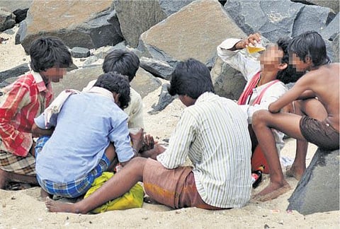 பொது இடத்திலேயே மது அருந்தும் அவலம்: புதுவையில் போதைக்கு அடிமையாகும் சிறார்கள்
