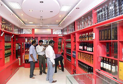 விற்பனை குறைவால் வருவாய் இழப்பு: புதிய மதுவகைகள் அறிமுகப்படுத்தி விலையை உயர்த்த டாஸ்மாக் திட்டம்