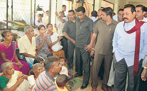 இலங்கையில் நிலச்சரிவு: 200 தமிழர்கள் உயிருடன் புதைந்தனர்; எச்சரிக்கையை மீறி தங்க வைக்கப்பட்டதால் விபரீதம்
