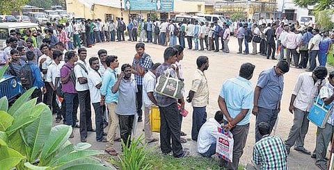 போக்குவரத்துத் துறையில் ஓட்டுநர், நடத்துநர் உட்பட 8,137 பணியிடங்களுக்கு விண்ணப்பிக்க இளைஞர்கள் ஆர்வம்: நீதிமன்ற உத்தரவால் முதல்முறையாக நேரடியாகவும் ஆட்கள் தேர்வு
