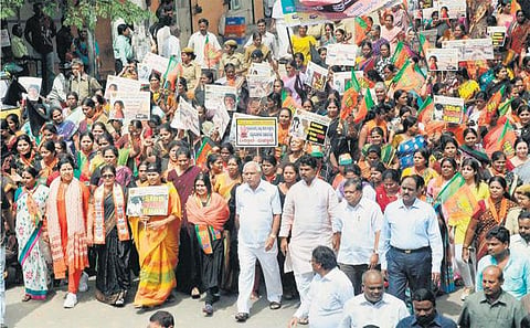 தொடரும் பலாத்கார சம்பவங்கள்: பெங்களூரில் பாஜக கண்டனப் பேரணி - முதல்வர் வீட்டை முற்றுகையிட முயற்சி