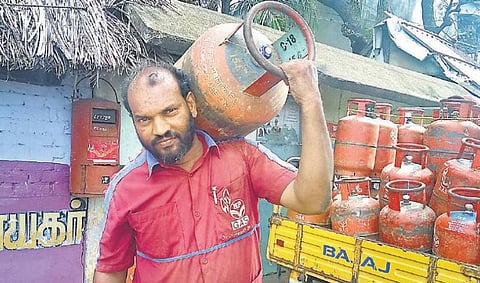 10-ம் வகுப்பு வரை மட்டுமே படித்தவரின் சாதனை: குழந்தைகளுக்கான 17 படைப்புகளை வெளியிட்டுள்ள காஸ் விநியோக ஊழியர்