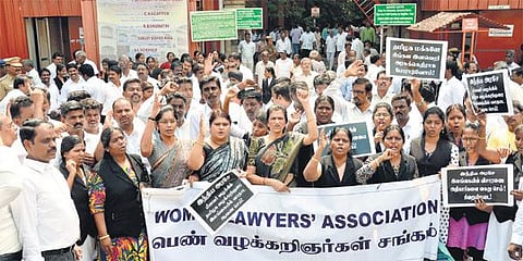 5 மீனவர்களை விடுவிக்கக் கோரி வழக்கறிஞர்கள் நீதிமன்ற புறக்கணிப்பு: மறியல் போராட்டத்தால் போக்குவரத்து பாதிப்பு