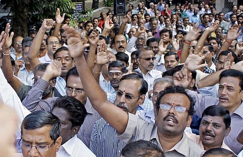 பல்வேறு கோரிக்கைகளை வலியுறுத்தி வங்கி ஊழியர்கள் இன்று வேலைநிறுத்தம்: 10 லட்சம் பேர் பங்கேற்பு