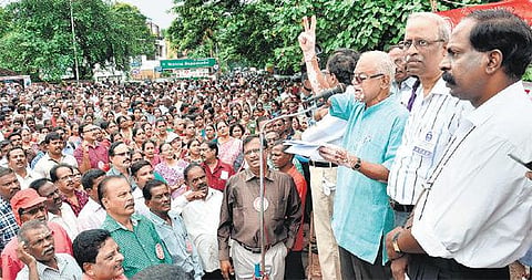 அதிகாரிகள், ஊழியர்கள் வேலைநிறுத்தம்: வங்கிச் சேவைகள் முடங்கியதால் மக்கள் பாதிப்பு - தென்னிந்தியாவில் ரூ.1.75 லட்சம் கோடி காசோலைகள் தேக்கம்