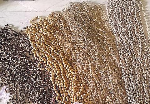 மாலைபோடும் சீசன் நெருங்குவதால் பட்டாசு வேலையைப் புறக்கணித்து மணிமாலை கட்டும் கிராம மக்கள்
