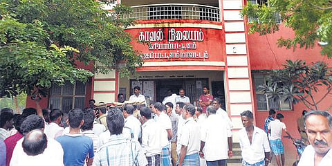 காவல் நிலைய வளாகத்தில் தூக்கிட்ட நிலையில் காவலர் சடலம்