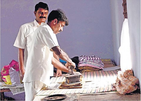 ரூ.4-க்கு ‘அயர்ன்’ செய்துதரும் திருச்சி சிறைக் கைதிகள் : சிறையில் மற்றொரு புதிய முயற்சி