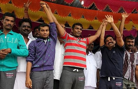 சொந்த ஊரில் 5 மீனவர்களுக்கு நெகிழ்ச்சிமிகு வரவேற்பு