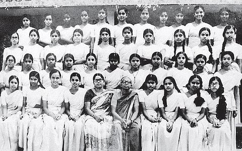 போட்டோ சேர்த்து வைத்த பள்ளித் தோழிகள்