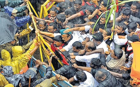 காவிரியில் அணைகள் கட்டும் கர்நாடகத்துக்கு எதிர்ப்பு: முழு அடைப்பு, பஸ், ரயில் மறியல் டெல்டா மாவட்டங்கள் ஸ்தம்பித்தன