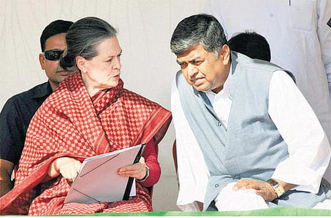 மக்கள் கையில் இயற்கை வளங்கள்: சோனியா காந்தி பேச்சு