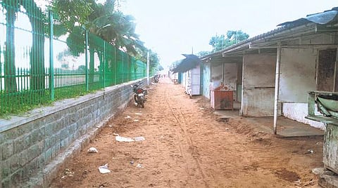 மாமல்லபுரத்தில் சுற்றுலாப் பயணிகளுக்கு பாதிப்பு: கடற்கரைக்கு செல்லும் குறுகலான பாதையால் அவதி - பாதையை விரிவுபடுத்த பொதுமக்கள் கோரிக்கை