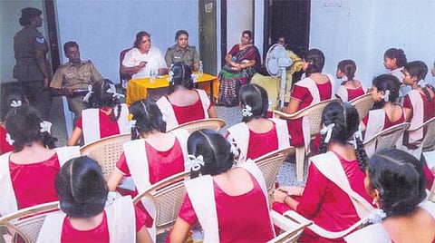 திருட்டு நகைகளை எப்படி கண்டுபிடிப்பீர்கள்? துப்பாக்கியால் சுடுவது எப்படி? - போலீஸாரிடம் கேள்வி கேட்டு அசத்திய சென்னை பள்ளி மாணவர்கள்