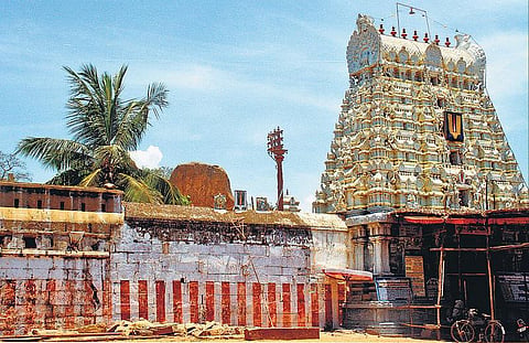 படுத்துக்கொண்டே பார் ஆளும் பெருமாள்