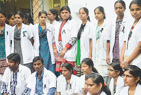 அரசு சித்த மருத்துவக் கல்லூரி மருத்துவமனையில் மருந்து தட்டுப்பாடு: கருப்பு பேட்ஜ் அணிந்து மாணவர்கள் போராட்டம்